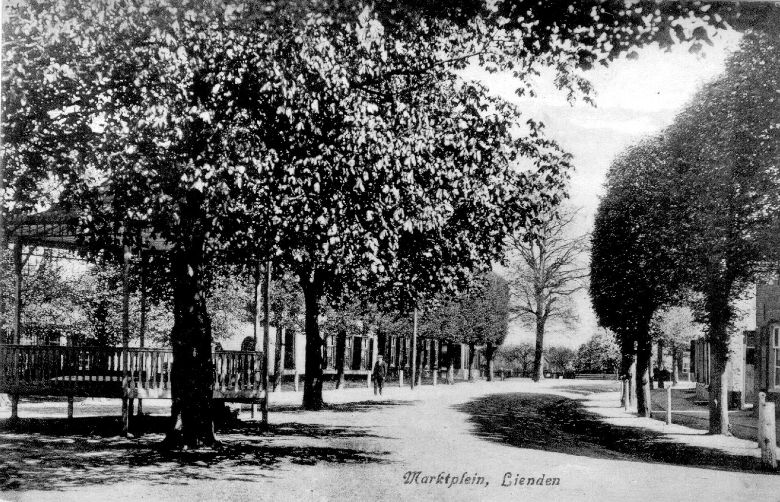 Marktplein Lienden<br /> Originele foto, 1916<br /> Uitgever wed. J.C. van Mil, Lienden<br /> Collectie A. Datema